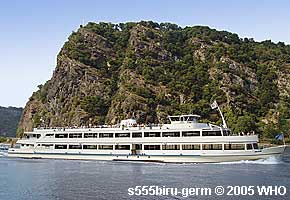 Rheinschifffahrt vor der Loreley zwischen Bacharach und St. Goar am Rhein. 